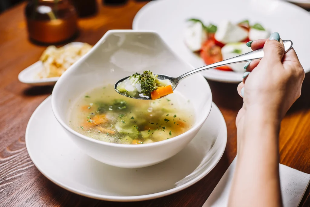 Caldo de legumes aromático