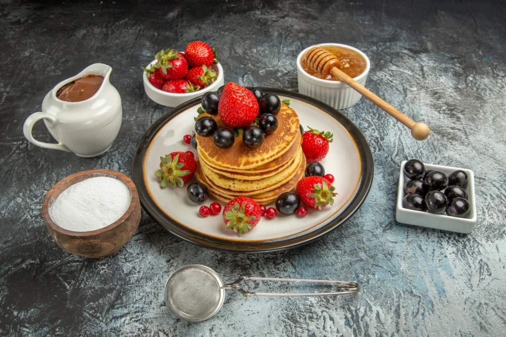 Panquecas de Aveia e Banana com Mel e Frutas Vermelhas