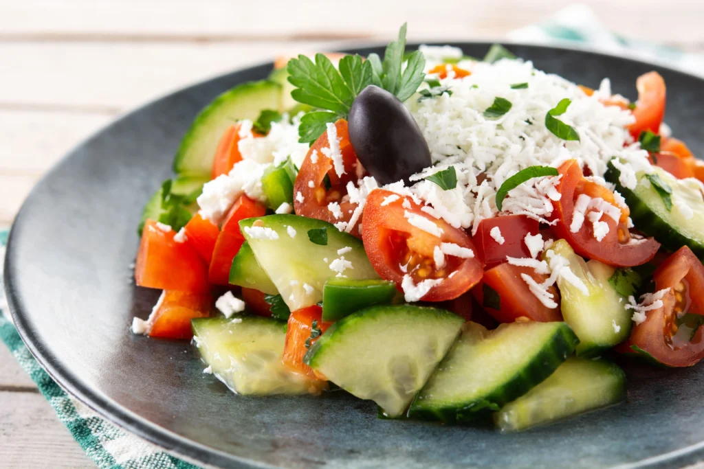 Salada de verão com molho de iogurte