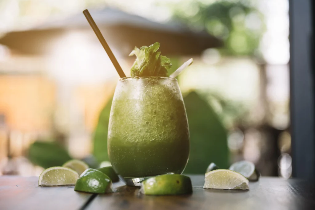 Smoothie Verde de Abacaxi, Couve e Gengibre