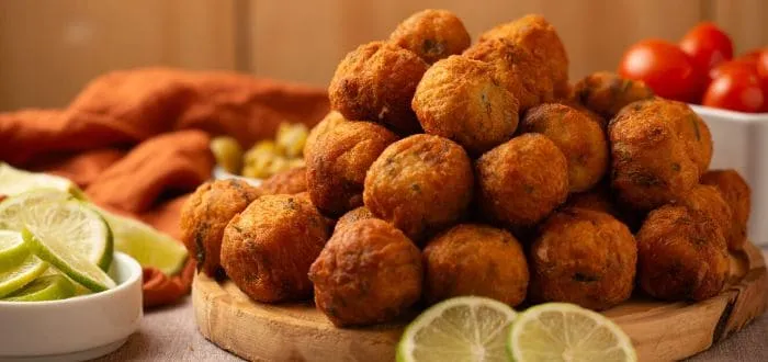 Bolinho de Bacalhau com Molho de Tártaro