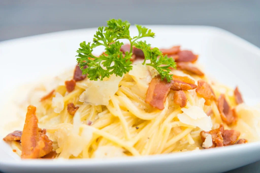 Espaguete Carbonara com Bacon e Ervas