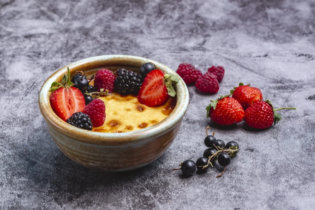 Creme Brûlée de Baunilha com Frutas Vermelhas