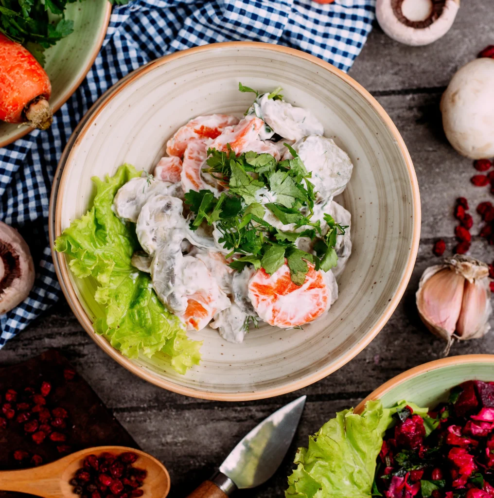 Salada de verão com molho de iogurte