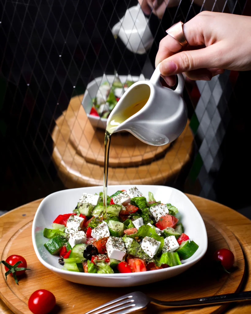 Salada de verão com molho de iogurte